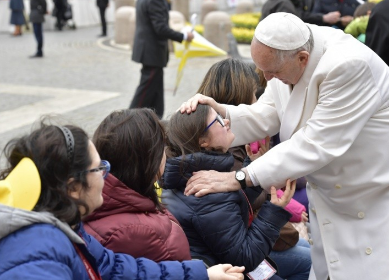 Le pape bénit une personne handicapée © Vatican Media