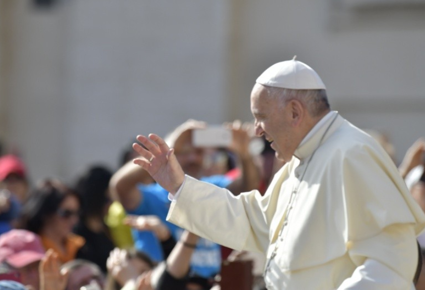 Le pape dans la foule © Vatican Media