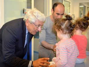 Les petites jumelles et le prof. Alessandro Inserra @ Bambino Gesù