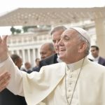 Le pape salue la foule © Vatican Media