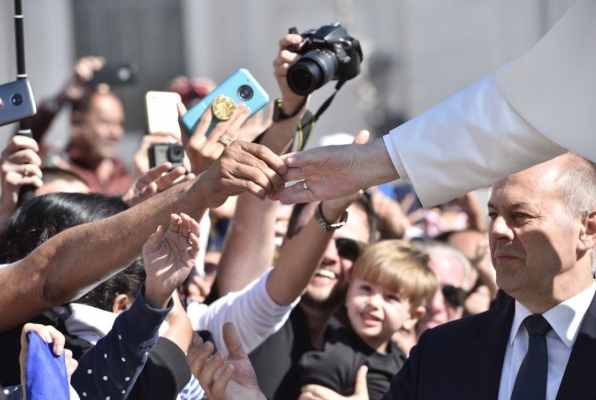 Main du pape dans la foule © Vatican Media