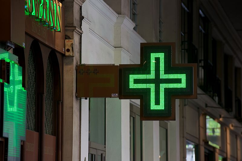 Pharmacie, Paris 2010 @ wikimedia commons / Daniel Stockman