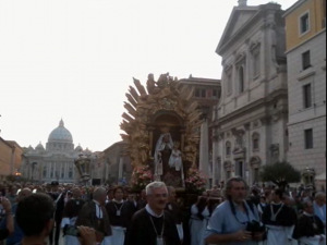 Procession avec la statue de la Vierge du Carmel, Rome, Via della Conciliazione, capture @ YouTubeProcession avec la statue de la Vierge du Carmel, Rome, Via della Conciliazione, capture @ YouTube