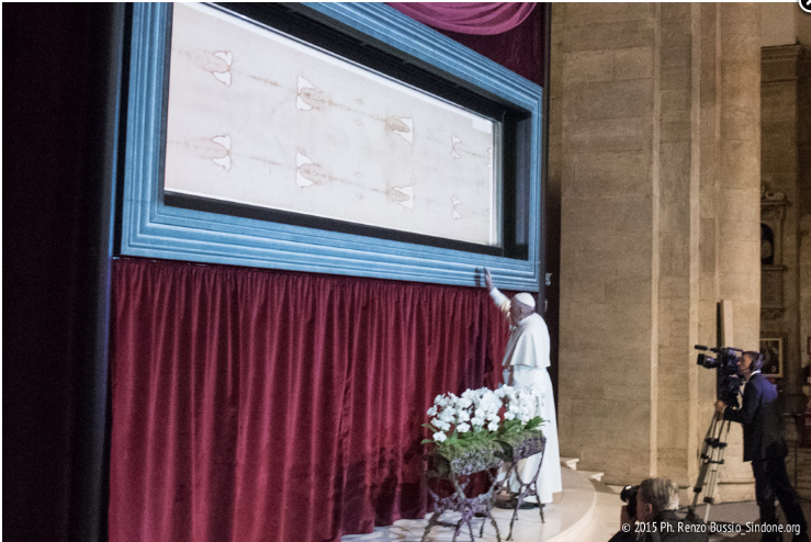 Le pape François vénère le Saint-Suaire @ sindone.org 2015