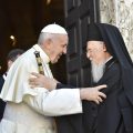 Le pape François accueille le patriarche Bartholomée à la basilique S. Nicolas, à Bari (Italie) 7/7/2018 © Vatican Media