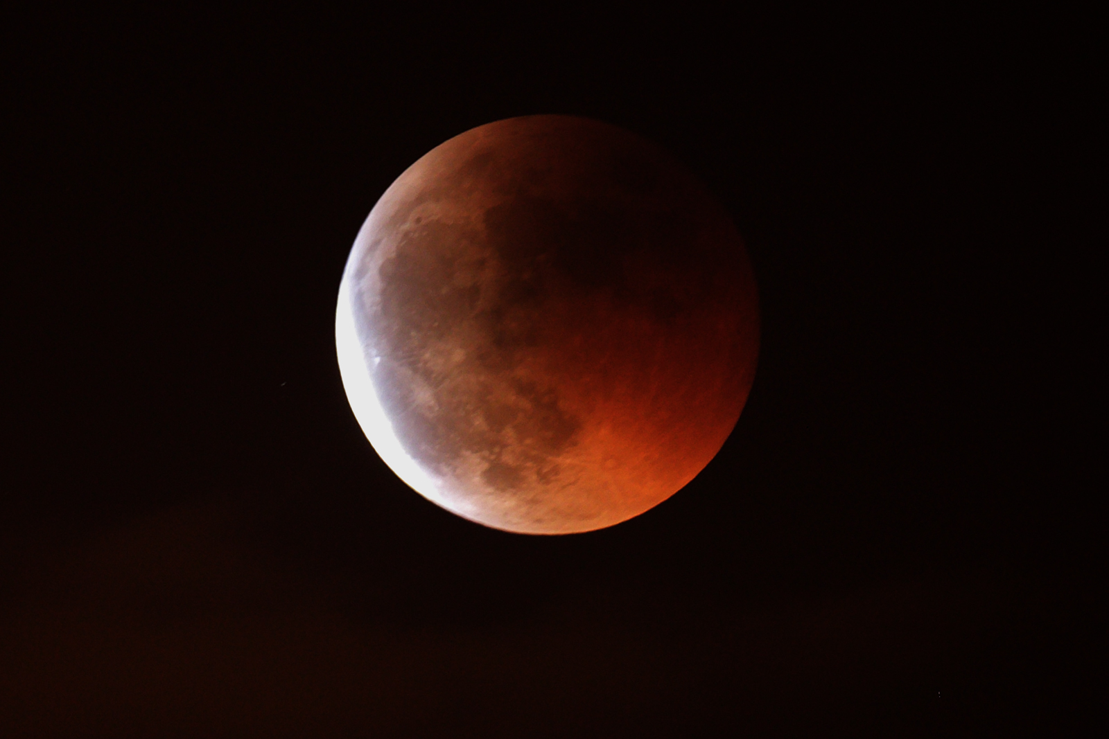 Eclipse du 5 fév. 2012 @ wikimedia commons / Juan Lacruz