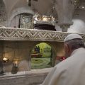 Le pape François se recueille au tombeau de S. Nicolas, à Bari (Italie) 7/7/2018 © Vatican Media