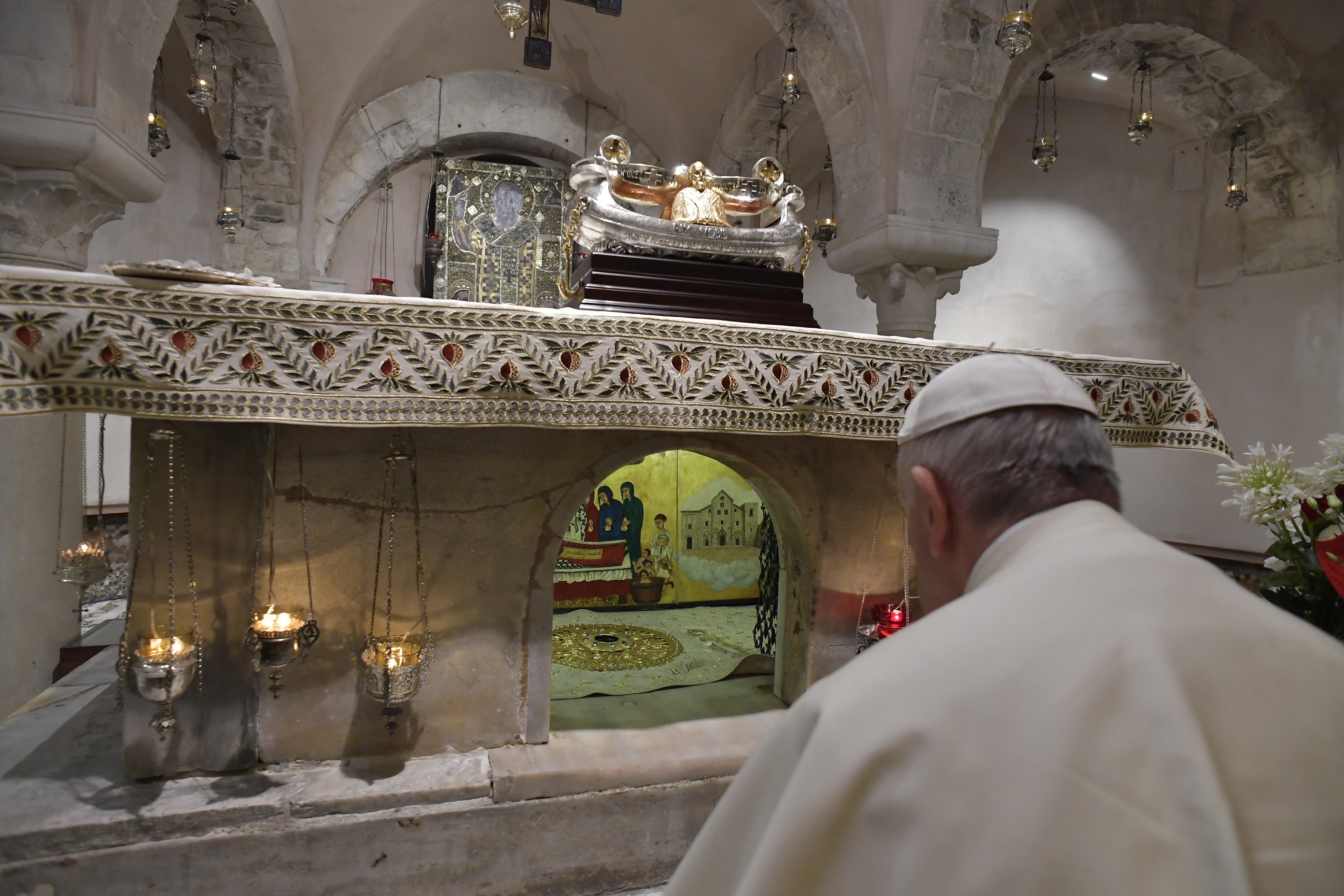 Le pape François se recueille au tombeau de S. Nicolas, à Bari (Italie) 7/7/2018 © Vatican Media
