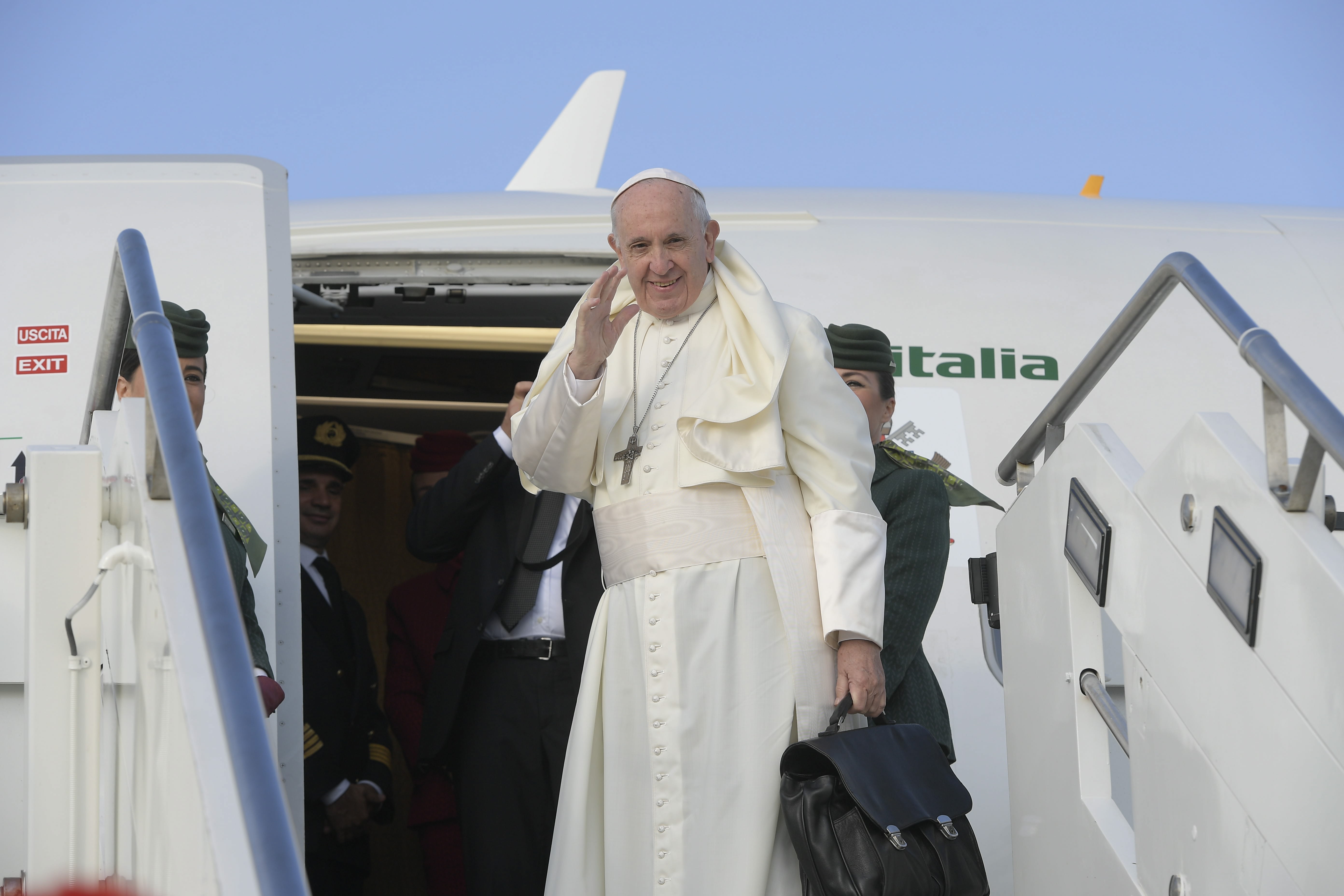 Embarquement dans l'avion pour Dublin © Vatican Media