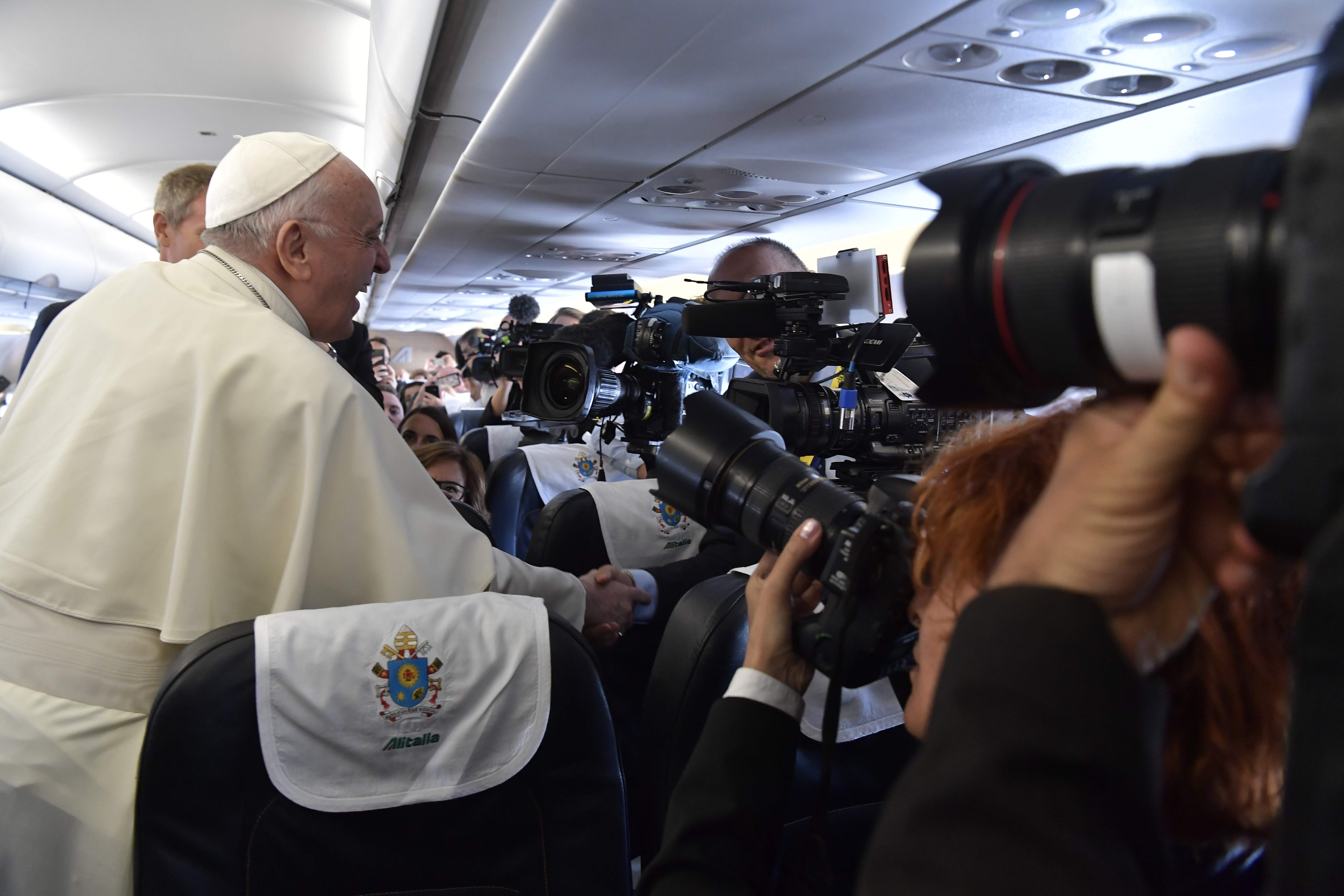 Dans l'avion pour Dublin © Vatican Media