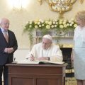 Au palais présidentiel de Dublin avec le président d'Irlande Michael Higgins © Vatican Media