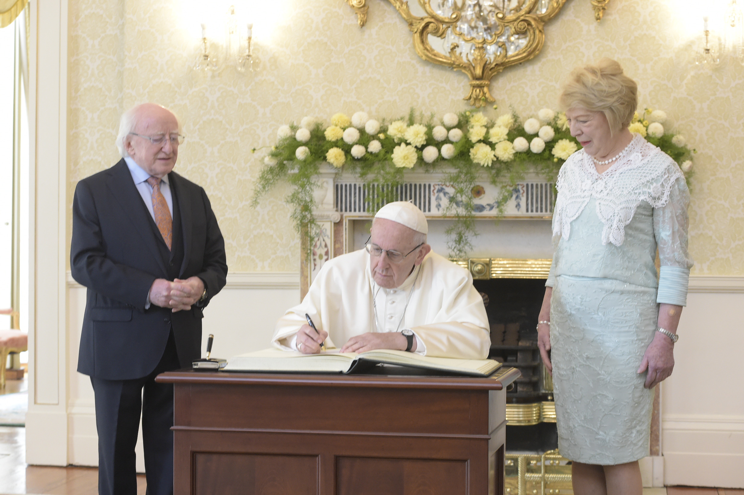 Au palais présidentiel de Dublin avec le président d'Irlande Michael Higgins © Vatican Media