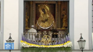 Chapelet, à la Porte de l'Aurore (Vilnius, 2018) @ Vatican News