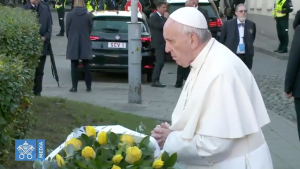 Ghetto de Vilnius (Lituanie) stèle en mémoire de la Shoah, 23 sept. 2018, capture Vatican News