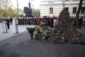 Vilnius, monument aux victimes des Occupations, place Lukiškės © Laima Penek