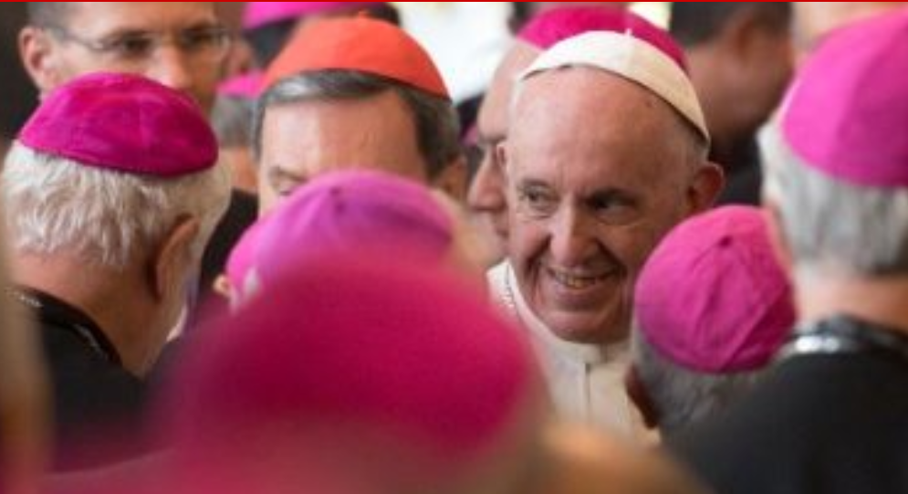 Le pape au milieu d'évêques © Vatican News