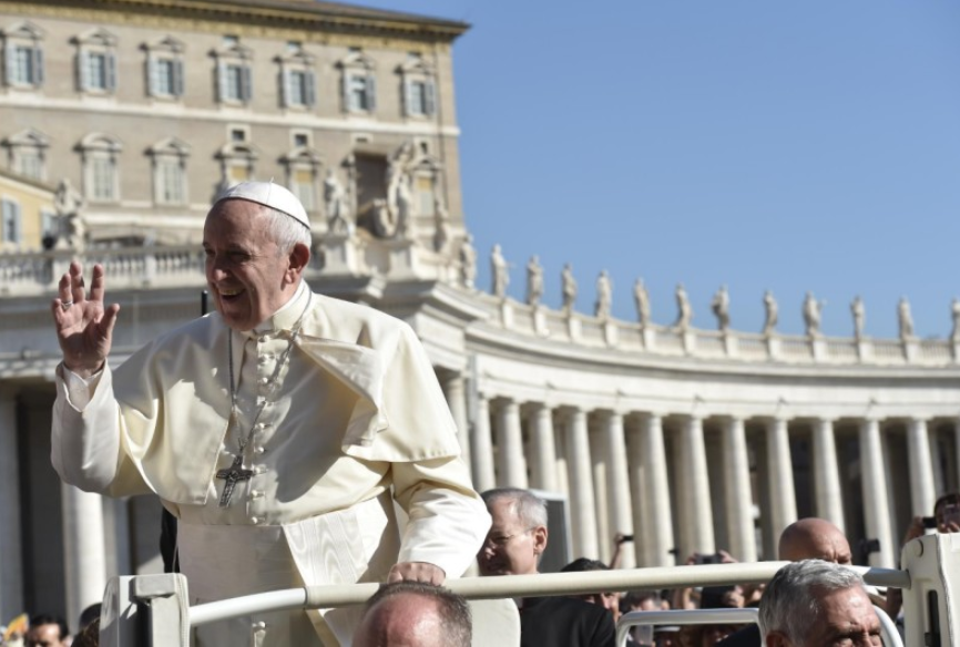 Le pape dans la foule © Vatican Media