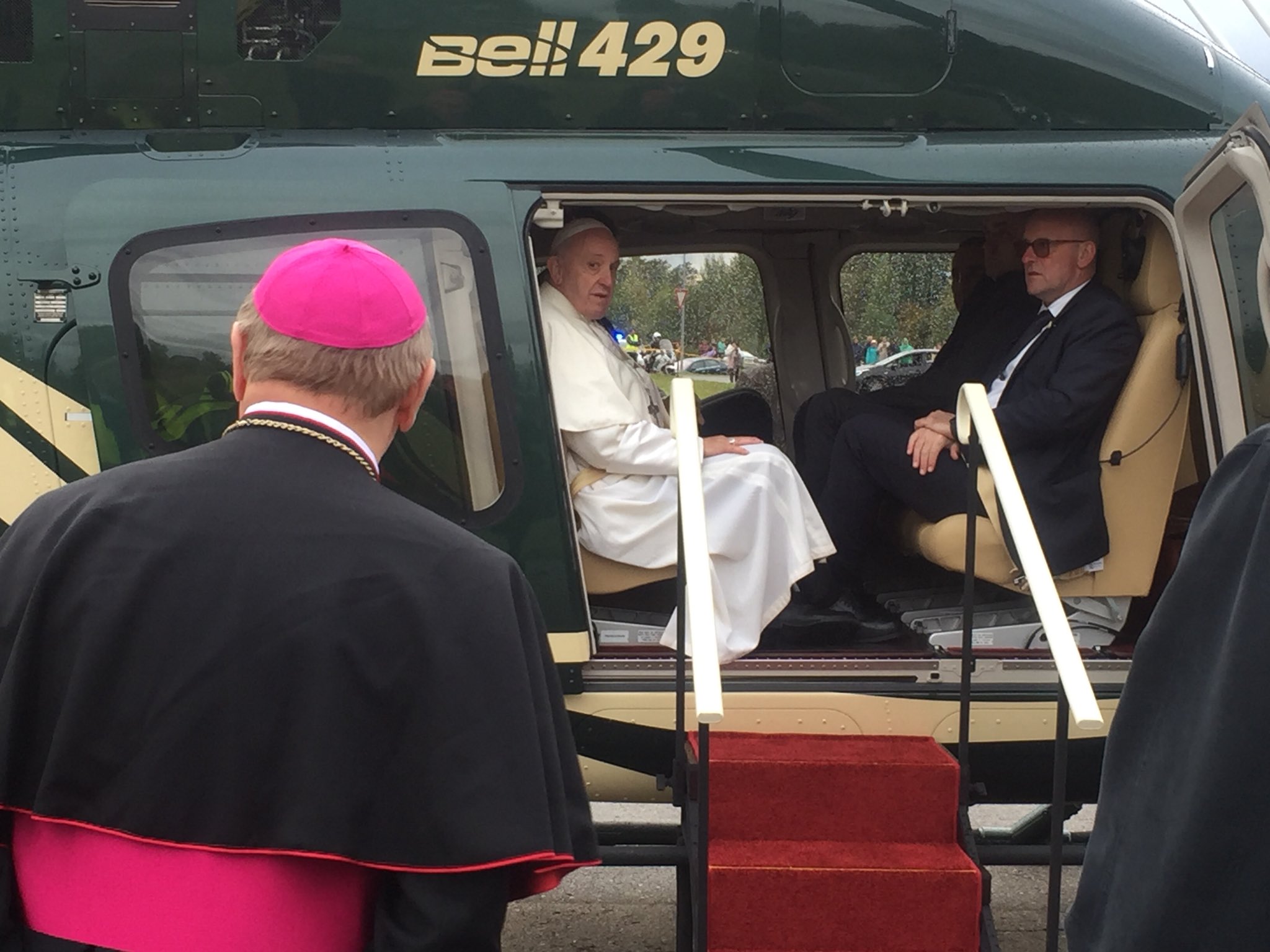 Le pape quitte Aglona, Lettonie © Twitter Greg Burke