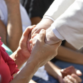 Mains du pape dans la foule © Vatican Media