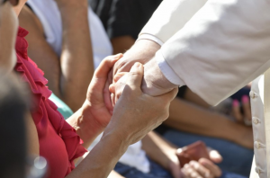 Mains du pape dans la foule © Vatican Media