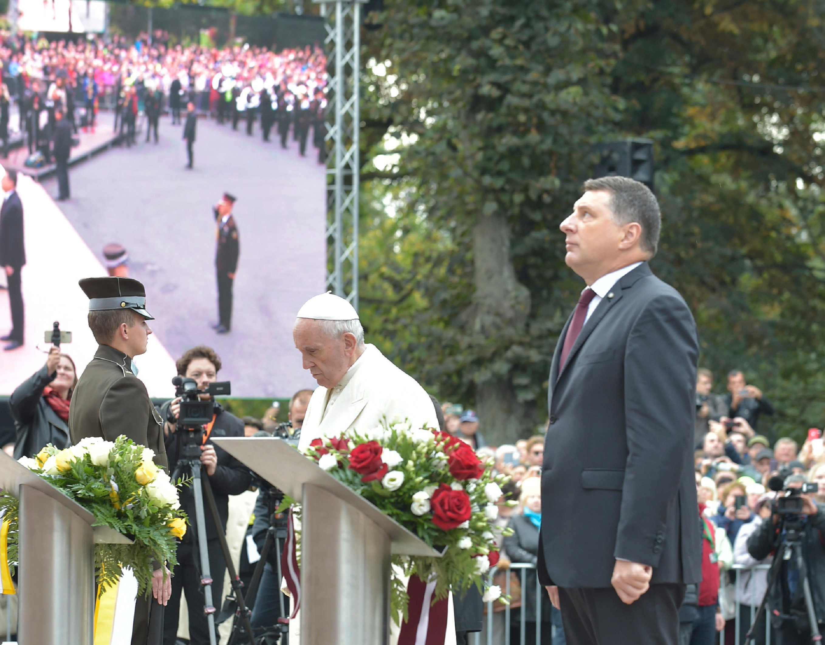 Le pape et le président Vējonis au Monument de la Liberté de Riga © Vatican Media