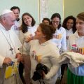 Mgr de Kerimel et les jeunes de Grenoble, 17 sept. 2018 © Vatican Media