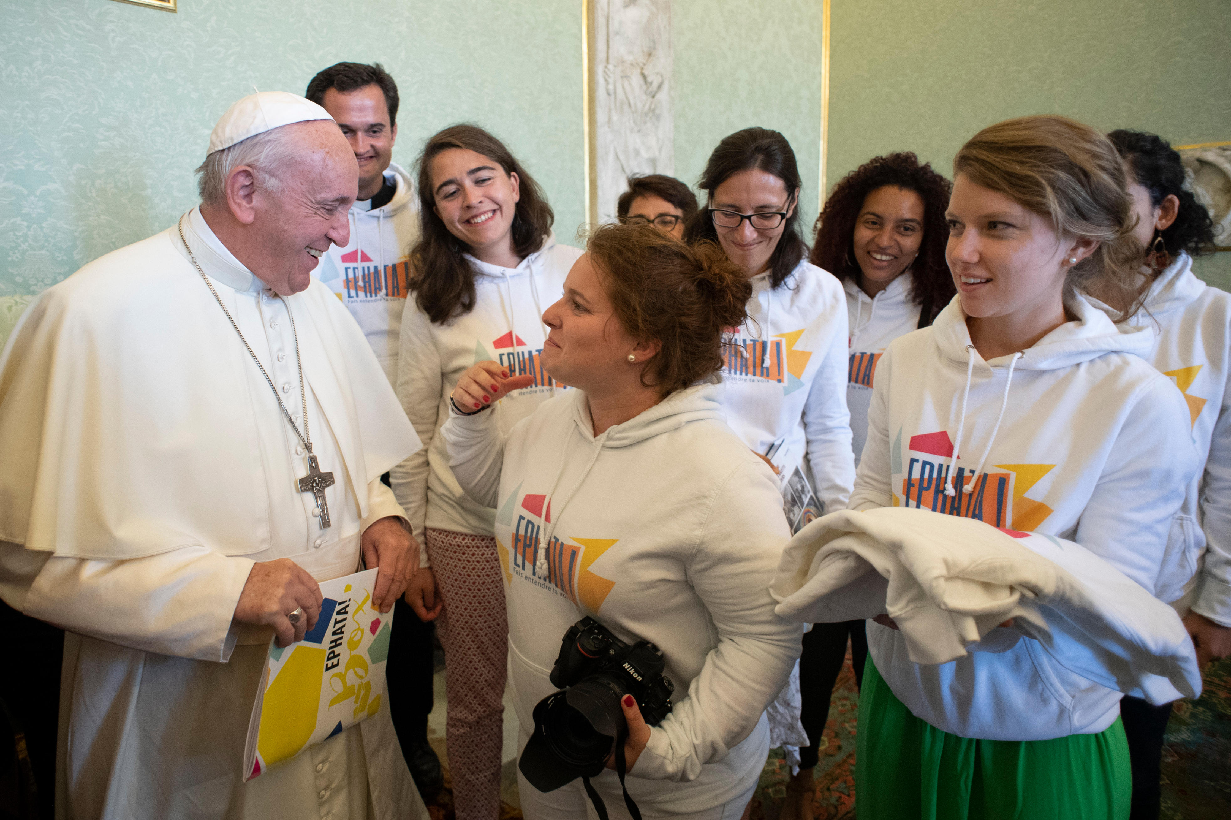 Mgr de Kerimel et les jeunes de Grenoble, 17 sept. 2018 © Vatican Media