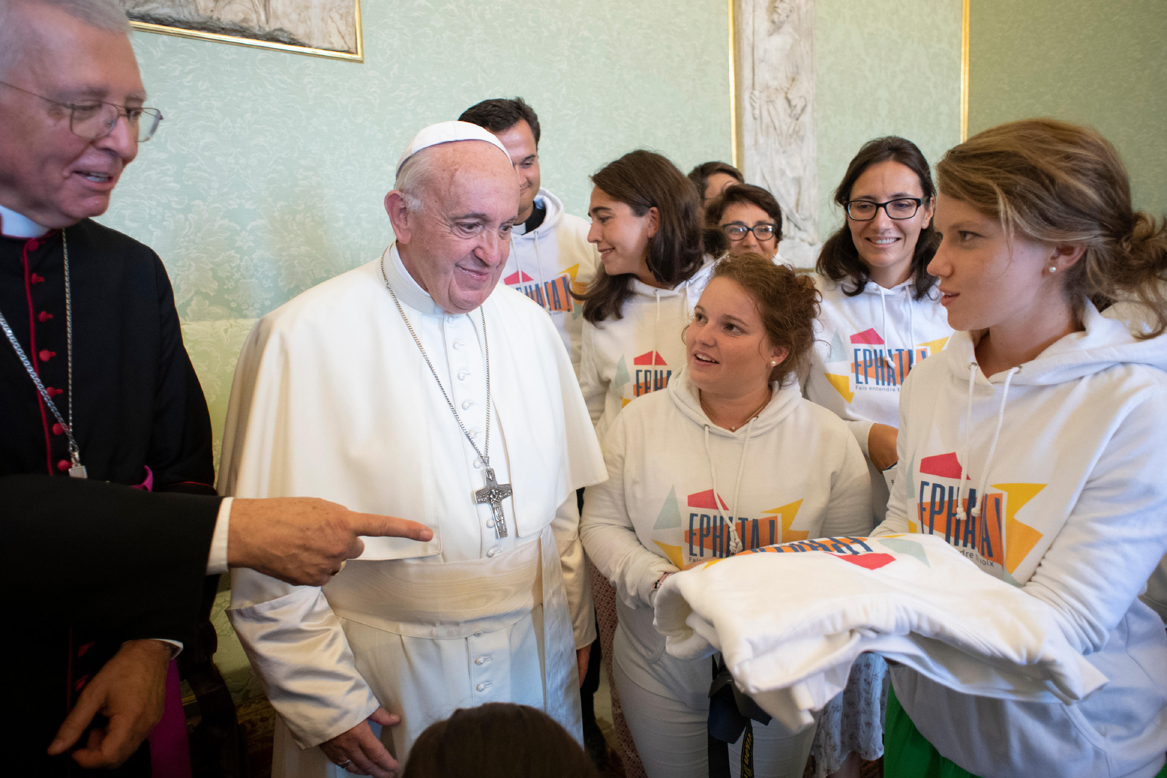 Mgr de Kerimel et les jeunes de Grenoble, 17 sept. 2018 © Vatican Media