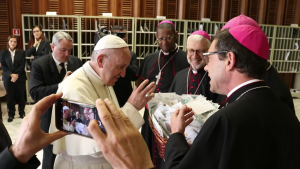 Les cartes des jeunes du FRAT remises au pape François @ Frat.org