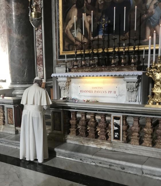 Auprès de la tombe de Jean-Paul II © Vatican Media