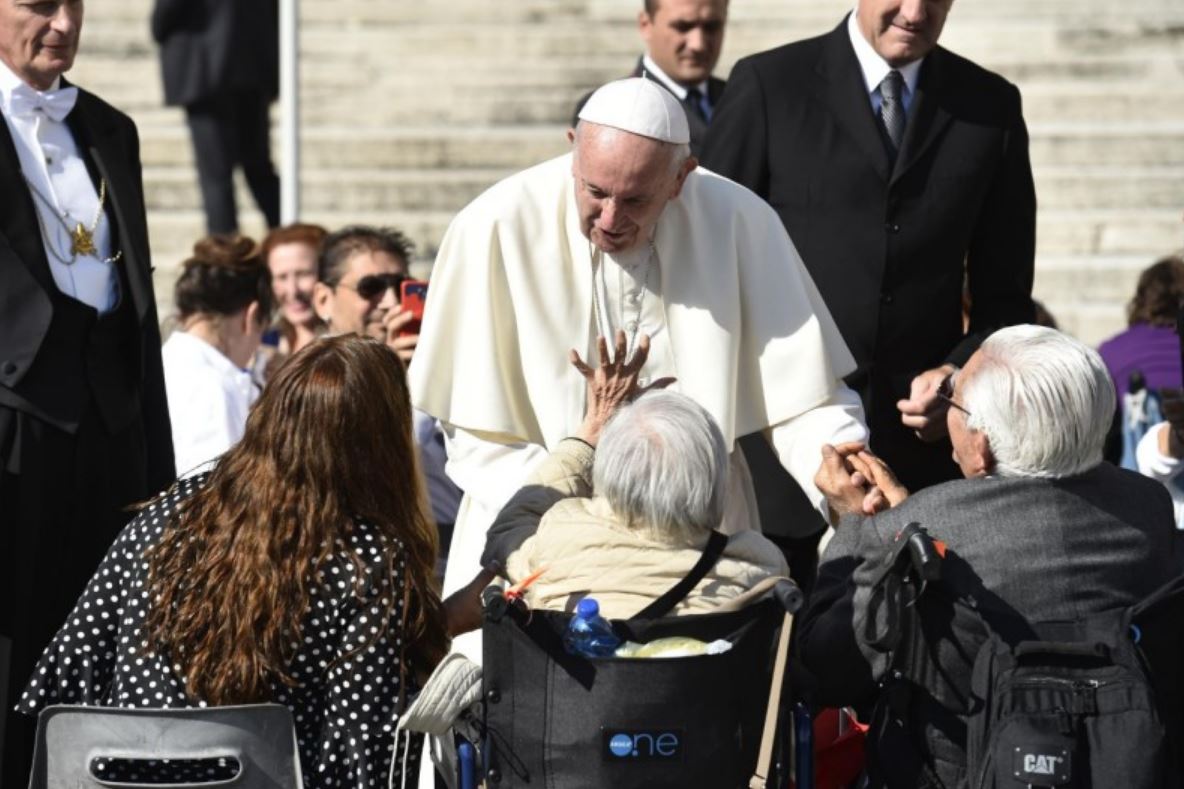 Le pape auprès de personnes âgées handicapées © Vatican Media