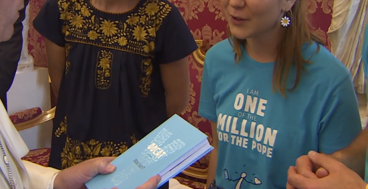 Le pape donne le Docat à des jeunes, capture vidéo