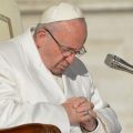 Le pape prie © Vatican Media