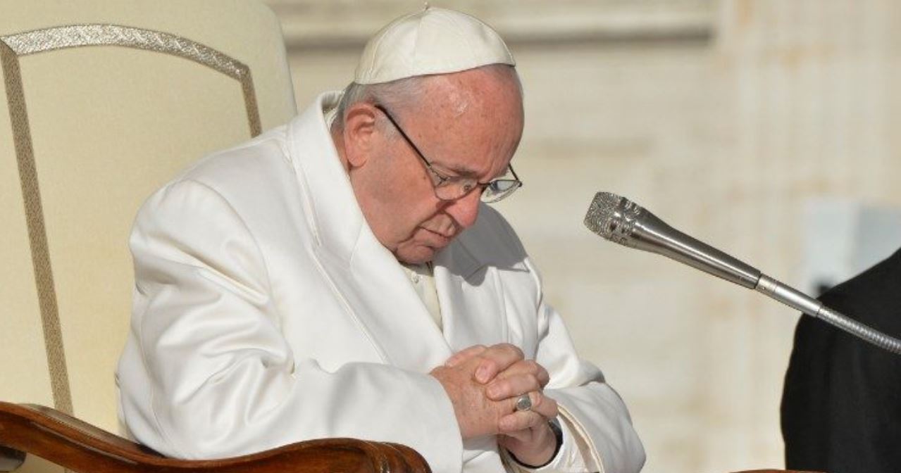 Le pape prie © Vatican Media