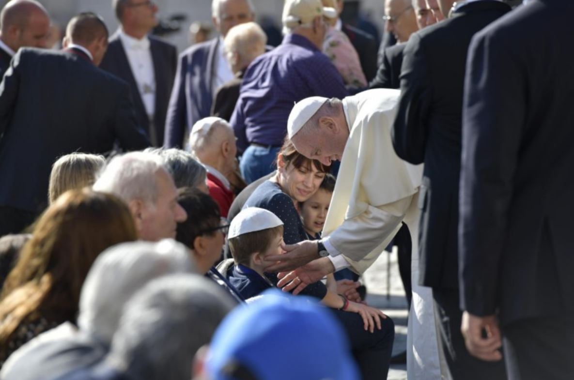 Petit pape dans la foule © Vatican Media