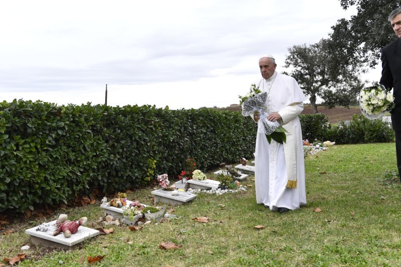 Cimetière des enfants morts in utero, Laurentino, 2 nov 2018 © Vatican Media
