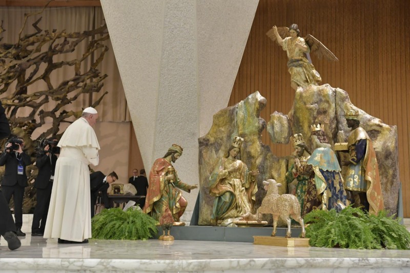 Le pape devant la crèche de la Salle Paul VI © Vatican Media