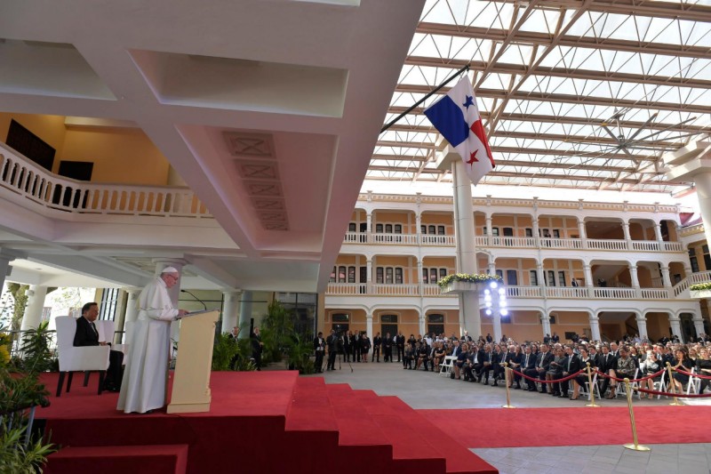 Le pape devant les autorités du Panama © Vatican Media