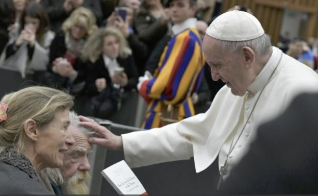 Le pape François bénit Michael Lonsdale @ Vatican Media