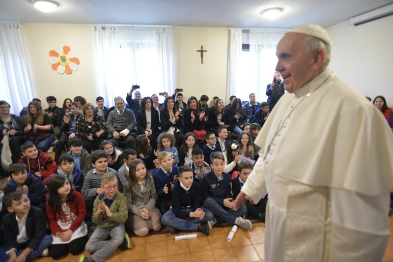 Enfants et jeunes de la paroisse San Crispino da Viterbo a Labaro © Vatican Media