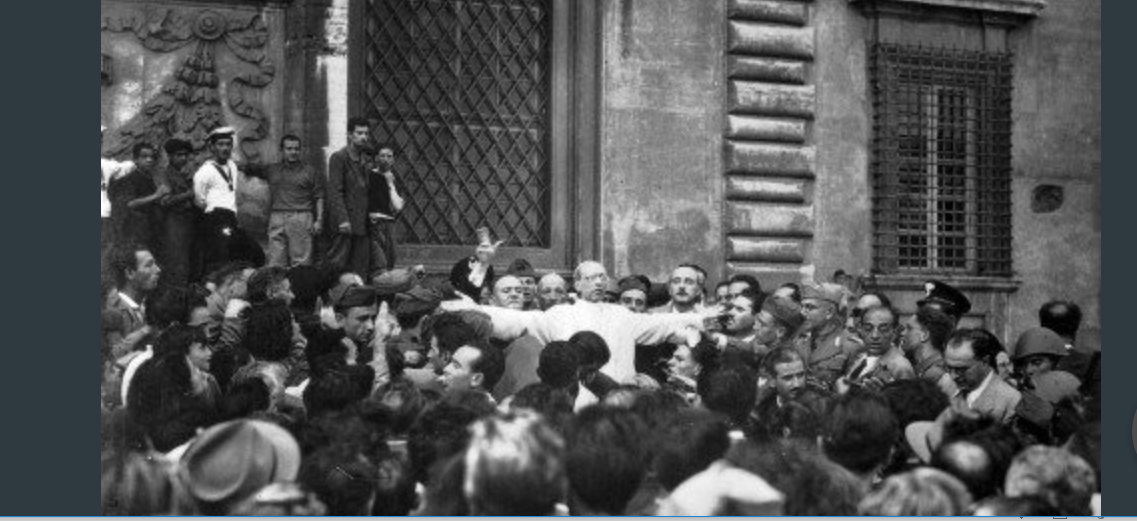 Pie XII au milieu du peuple romain après le bombardement du 19 juillet 1943 © Vatican News