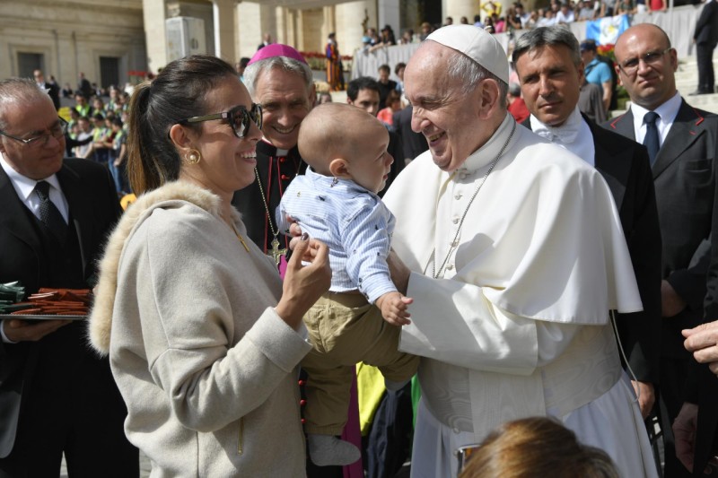 Audience du mercredi de Pâques, 24 avril 2019, uen maman présente un bébé © Vatican Media