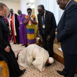 Le pape à genoux devant les leaders du Soudan du Sud © Vatican Media