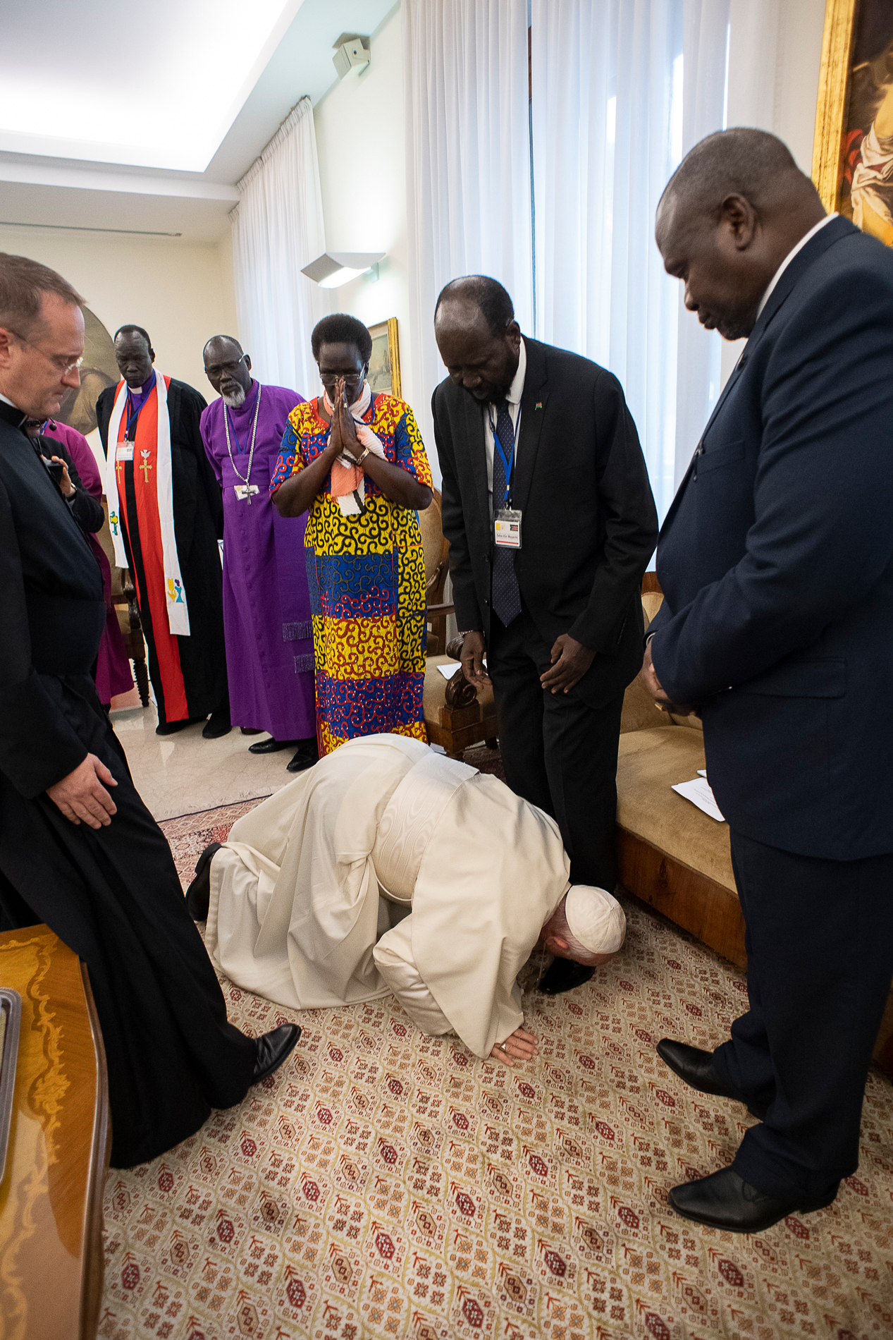 Le pape à genoux devant les leaders du Soudan du Sud © Vatican Media