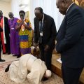 Le pape à genoux devant les leaders du Soudan du Sud © Vatican Media