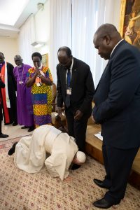 Le pape à genoux devant les leaders du Soudan du Sud © Vatican Media