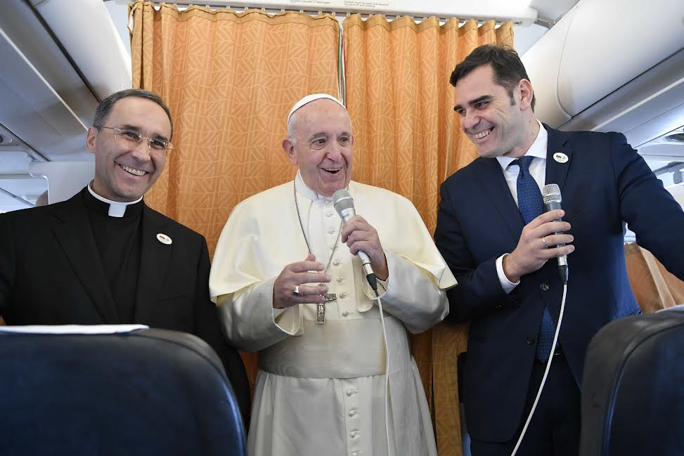 Mgr Rueda à la droite du pape François, Avion Rome-Sofia, 5 mai 2019 © Vatican Media