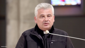 Card. Konrad Krajewski, aumônier apostolique @ YouTube / Maskacjusz TV