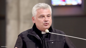 Card. Konrad Krajewski, aumônier apostolique @ YouTube / Maskacjusz TV