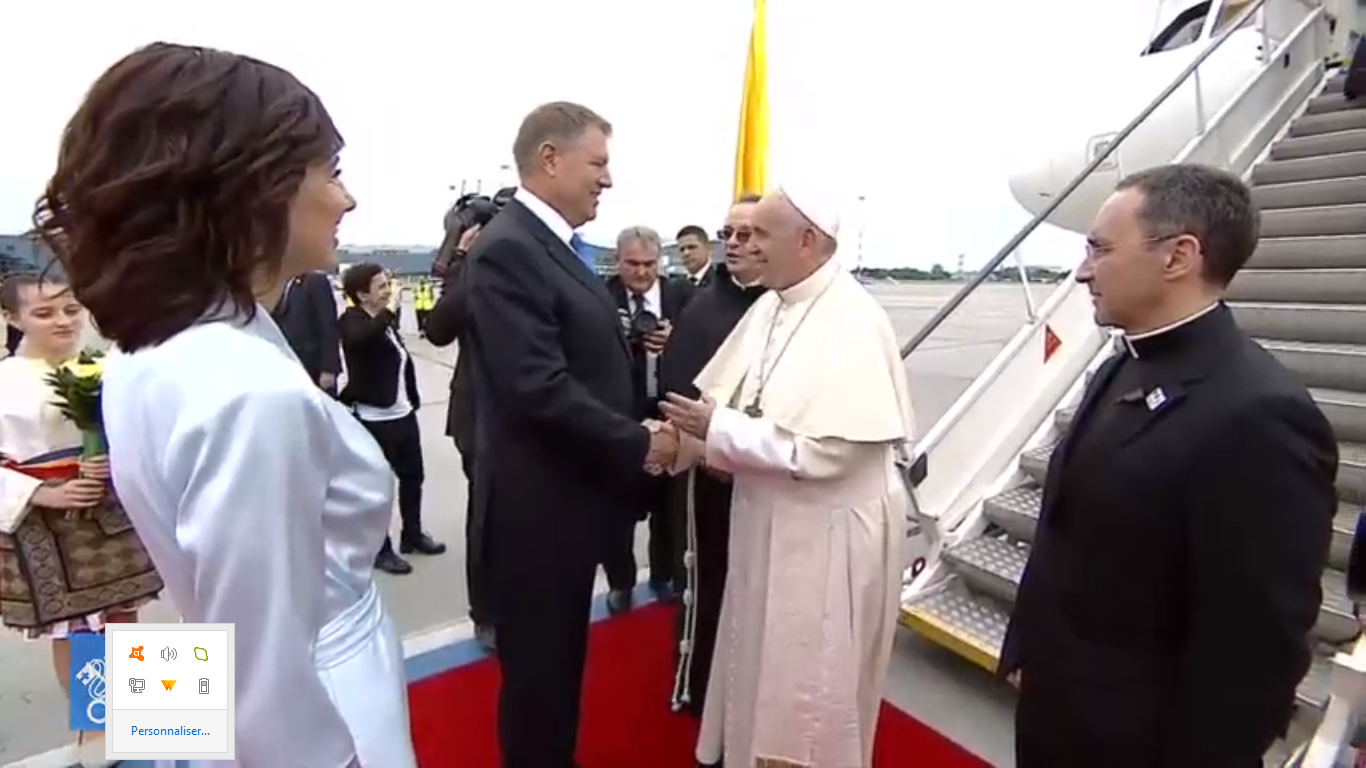 Accueil à l'aéroport de Bucarest @Vatican Media